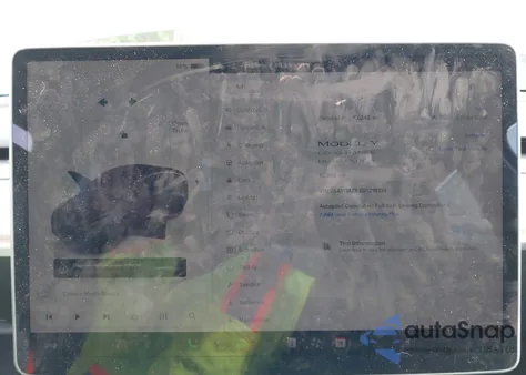 2025 Tesla Model Y Long Range Dual Motor All-Wheel Drive z USA, uszkodzony, nr VIN 7SAYGAEE2SF218134